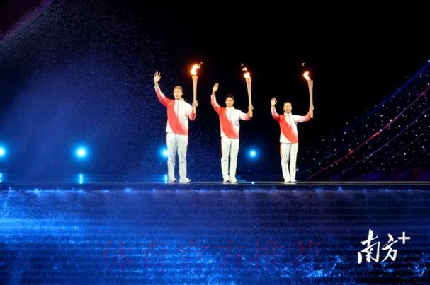 粤港澳三地火炬手接力点燃“同心之火” 粤港澳三地火炬手接力点燃“同心之火”